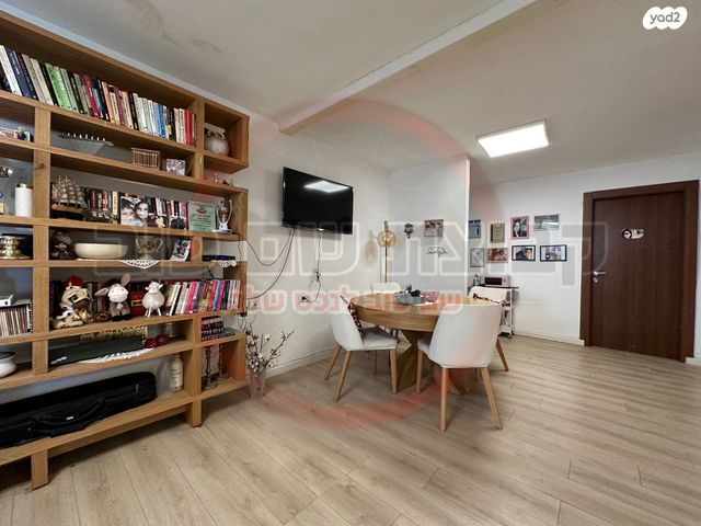 דו משפחתי, נורית, אומן, אומן