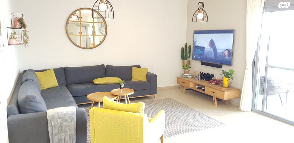 דירה, הרב זבולון גרז, רחובות הצעירה, רחובות