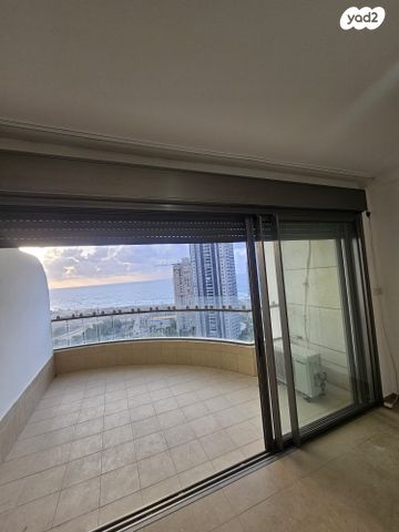 דירה, יצחק שדה 10, דרום מערב ותיק, בת ים