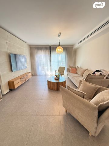 דירה, דבורה עומר, נאות שמיר, יבנה