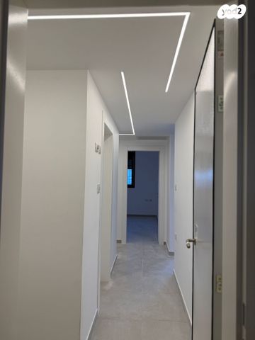 דירה, הרב צבי יהודה קוק, אגמים מזרח, אשקלון