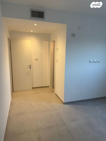 דירה, הרב צבי יהודה קוק, אגמים מזרח, אשקלון