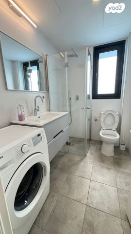 דירה, הגיבור האלמוני, תל אביב יפו