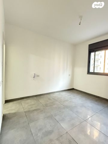 דירה, לאה גולדברג, חתני פרס ישראל, באר יעקב