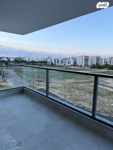 דירה, הרב צבי יהודה קוק, אגמים מזרח, אשקלון