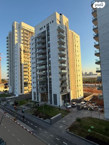 דירה, לאה גולדברג, חתני פרס ישראל, באר יעקב