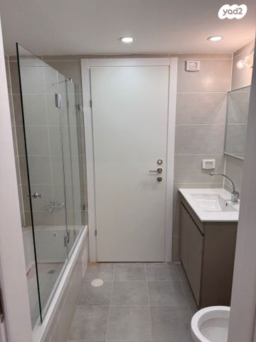 דירה, הרב צבי יהודה קוק, אגמים מזרח, אשקלון