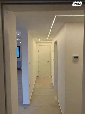 דירה, הרב צבי יהודה קוק, אגמים מזרח, אשקלון