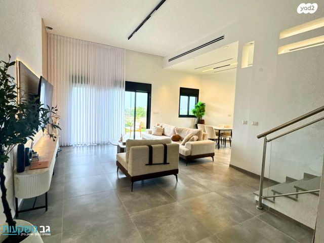 דו משפחתי, הגורן וחצרות איכרים, עתלית