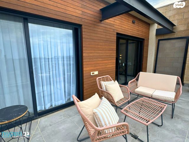 דו משפחתי, הגורן וחצרות איכרים, עתלית