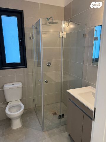 דירה, הרב צבי יהודה קוק, אגמים מזרח, אשקלון