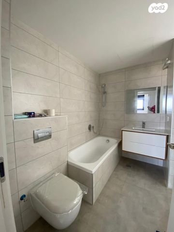 דירה, אמנון ליפקין שחק, נוף הטיילת, נתניה