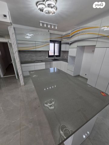 דירה, אמנון ליפקין שחק, נוף הטיילת, נתניה