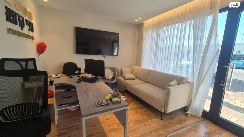 חנויות/ שטח מסחרי