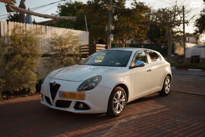 אלפא רומיאו ג'ולייטה