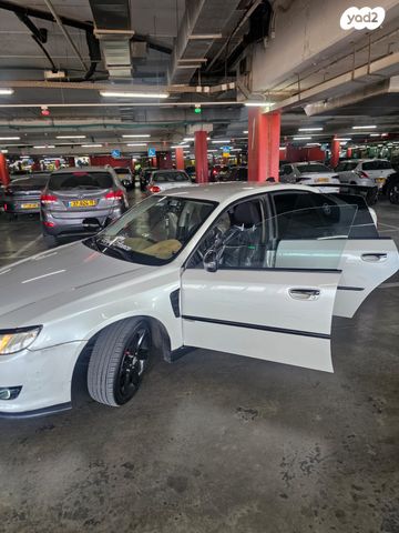 סובארו B4/לגאסי