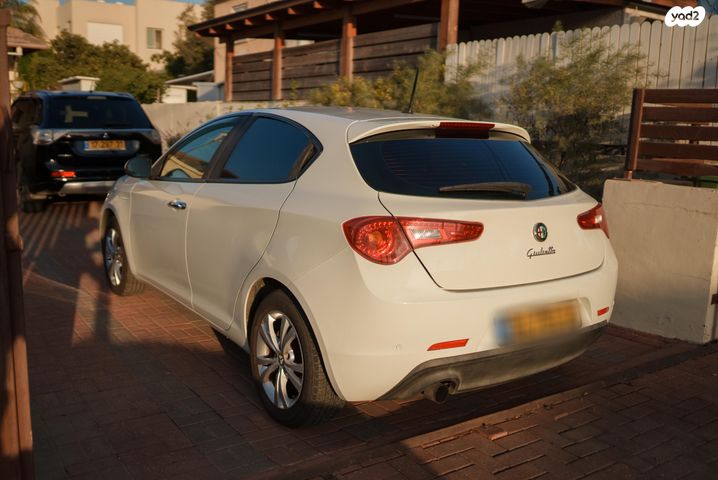 מודעת רכב אלפא רומיאו ג'ולייטה