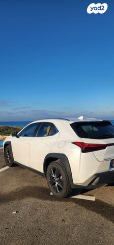 מודעת רכב לקסוס UX