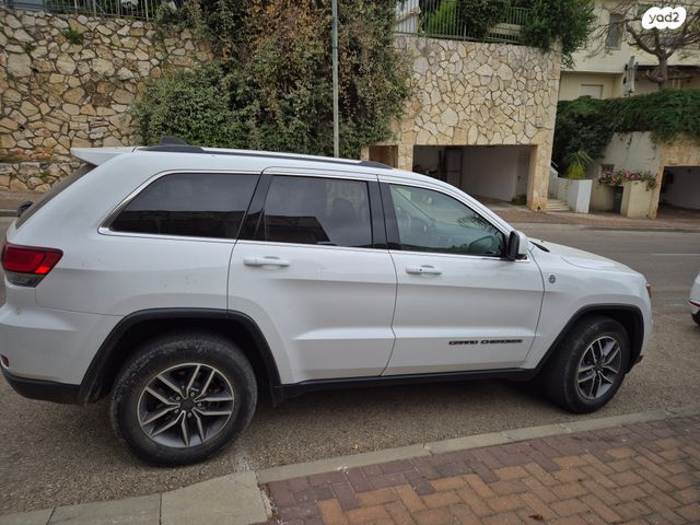 מודעת רכב ג'יפ גרנד צ'ירוקי