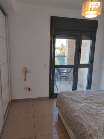 דירה, חזקיהו המלך 1, המושבה היוונית, ירושלים