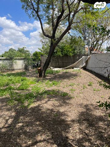 משק חקלאי/ נחלה, רבי ישראל אבי חצירא 1, יד רמב''ם, יד רמב"ם