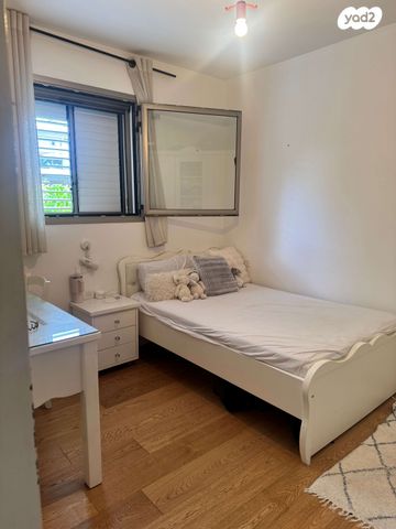 דירה, שדרות ביאליק 9, אלון, רמת השרון