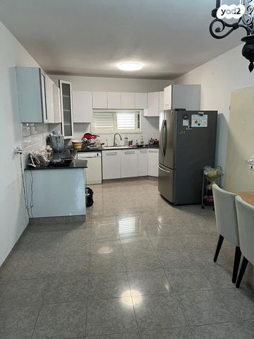 דירה, י"א באדר 3, מרכז, קרית עבודה, חולון