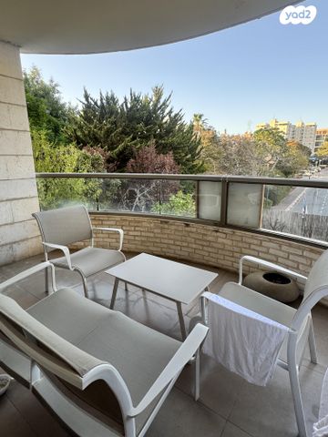 דירה, שדרות ביאליק 9, אלון, רמת השרון