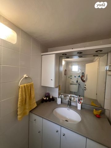 דו משפחתי, דרך אורי בר און, שקד