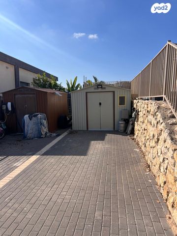 דו משפחתי, דרך אורי בר און, שקד