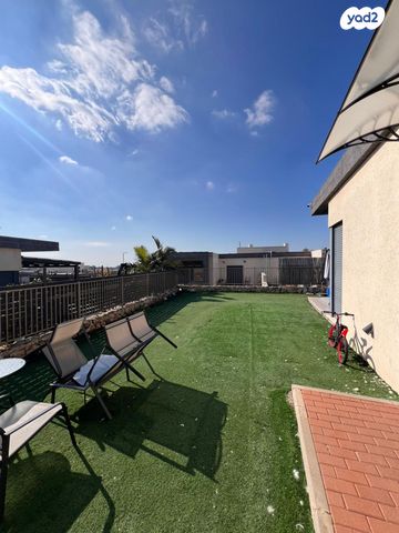 דו משפחתי, דרך אורי בר און, שקד