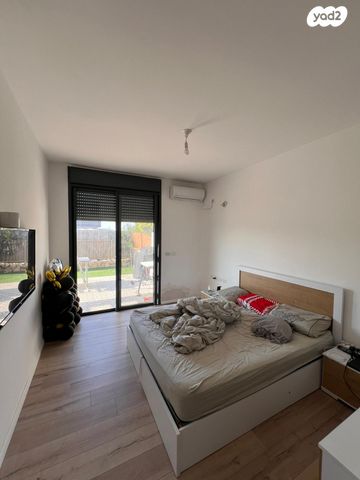 דו משפחתי, דרך אורי בר און, שקד