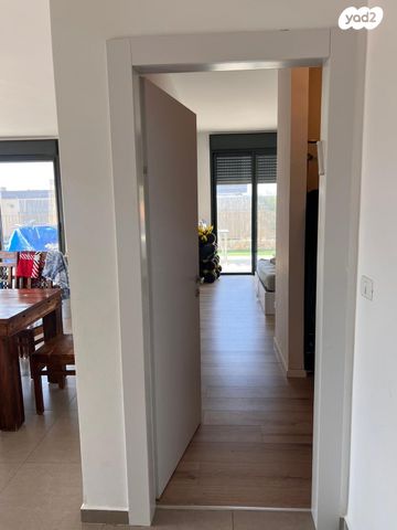 דו משפחתי, דרך אורי בר און, שקד