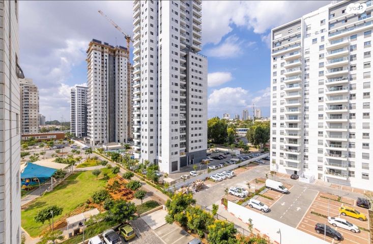 שולמית אלוני 