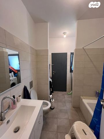 דו משפחתי, דרך אורי בר און, שקד