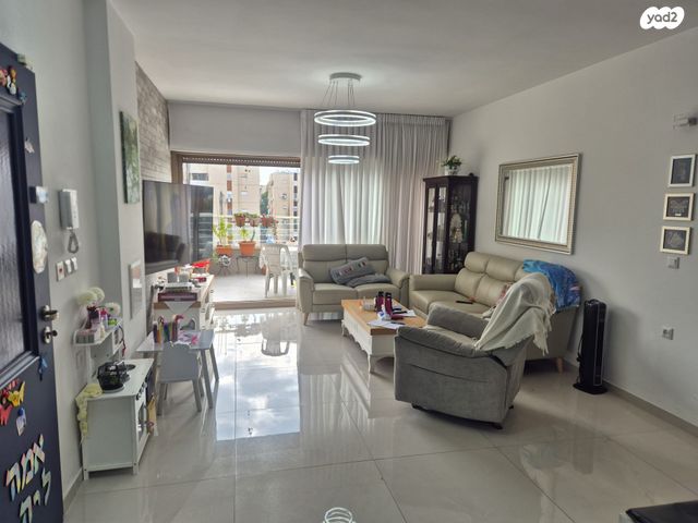 ד"ר אברהם אליהו הרכבי 