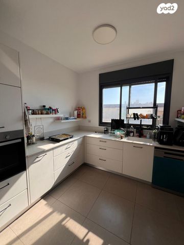 דו משפחתי, דרך אורי בר און, שקד