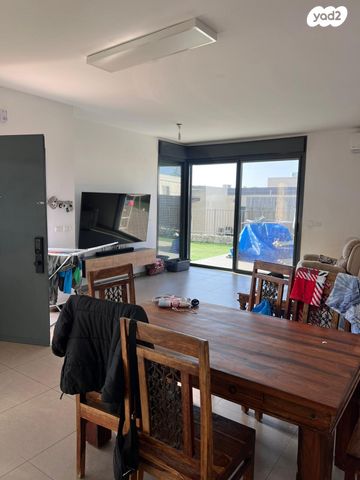 דו משפחתי, דרך אורי בר און, שקד