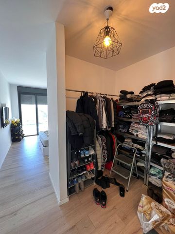 דו משפחתי, דרך אורי בר און, שקד