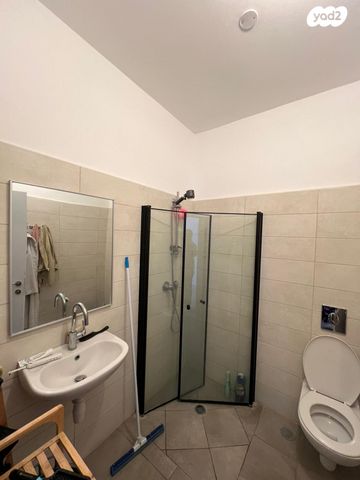 דו משפחתי, דרך אורי בר און, שקד