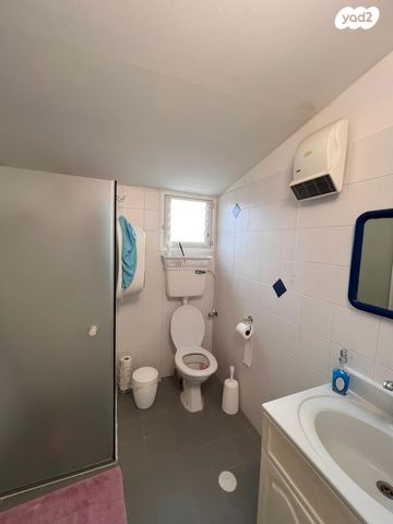 דו משפחתי, דרך אורי בר און, שקד