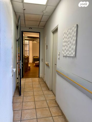 חנויות/ שטח מסחרי, קריניצי 5, שכונת יהלום, מרכז העיר ב, רמת גן