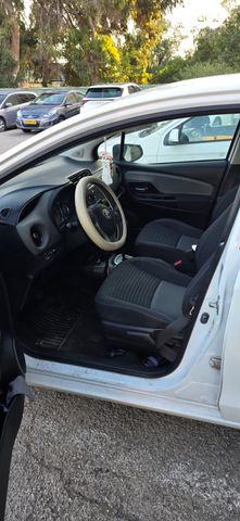 טויוטה יאריס