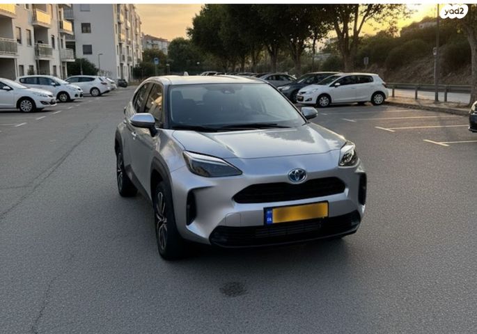 מודעת רכב טויוטה יאריס קרוס