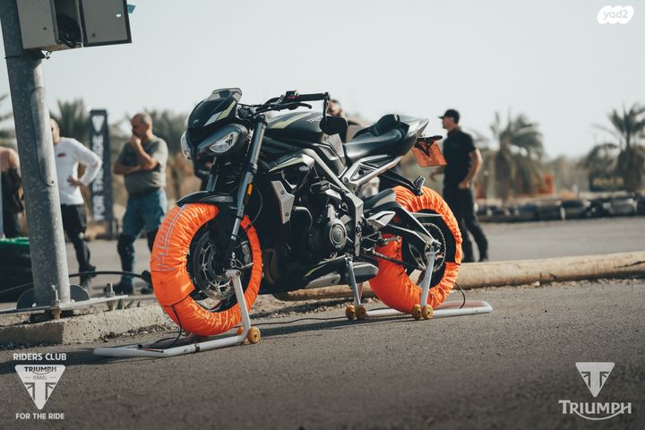 מודעת רכב טריומף Street Triple RS