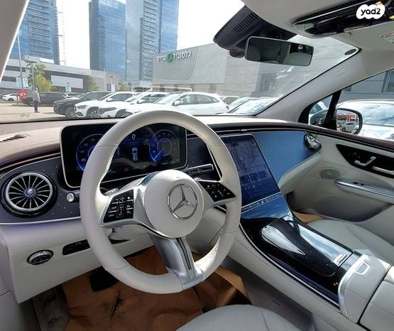 מרצדס-בנץ EQE SUV