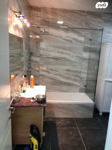 גג/ פנטהאוז, יהושע בן גמלא 9, שאר העיר, הוד השרון