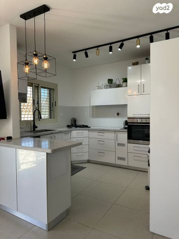 דירה, הרב אריה בינה 10, חומת שמואל, הר חומה, ירושלים