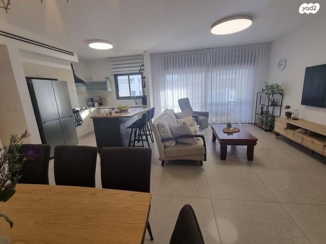 דירה, רקפת 27, הפרחים, חריש