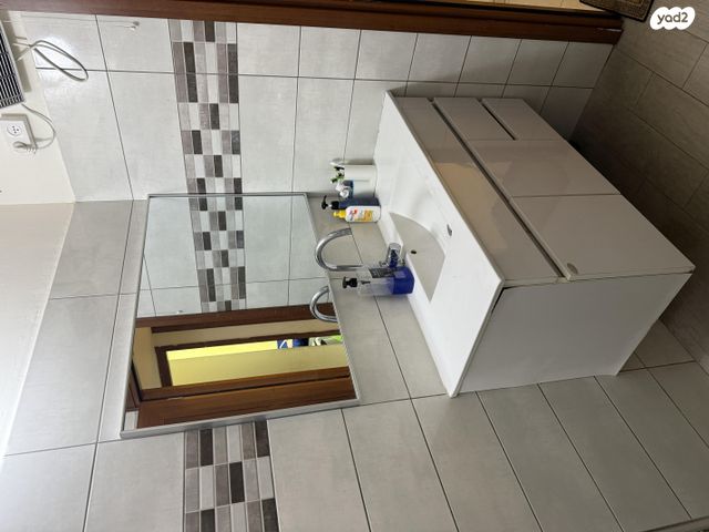 דירה, חזון אי"ש 14, רמב"ם, ראשון לציון